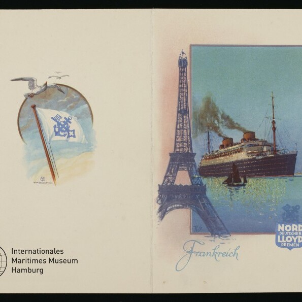 Vintage-Reisekarte: Eiffelturm und ein großer Passagierdampfer auf dem Meer, links Möwe mit Schiffsflagge und Museumssignet