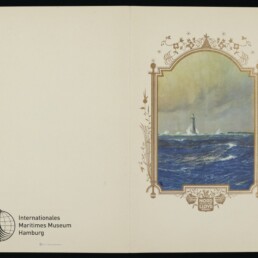 Geöffnetes Faltblatt mit rechts gerahmter Malerei eines Leuchtturms über stürmischer See und links dem Logo Internationales Maritimes Museum Hamburg