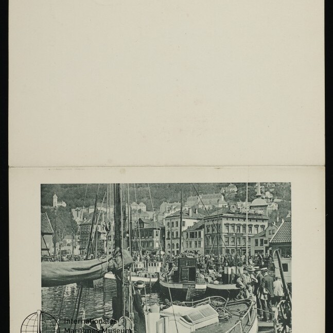 Belebter Hafen von Bergen mit Segel- und Arbeitsschiffen, vollen Kaianlagen und historischen Giebelhäusern im Hintergrund.