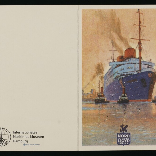 Postkarte: großer blauer Ozeandampfer im Hafen mit Schleppern, links Schrift Maritimes Museum Hamburg.