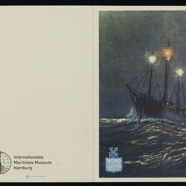 Postkarte: links weiß mit Logo des Maritimen Museums Hamburg; rechts nächtliches Schiff mit drei Lichtern auf stürmischer See.