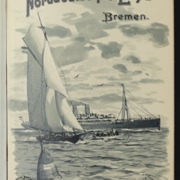 Schwarz-weiß-Illustration mit Schriftzug Norddeutscher Lloyd Bremen, Segelboot im Vordergrund, Dampfschiff, Boje und Möwen auf See.