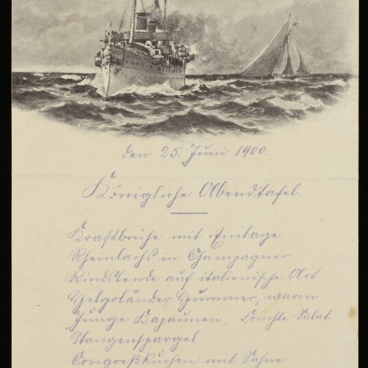 Kriegsschiff mit Flagge auf bewegter See, rechts Segelboot; darunter handschriftlicher Brief datiert 25. Juni 1900 und Museumslogo.
