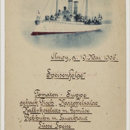 Menüblatt vom 19. Mai 1906 mit Zeichnung eines S.M.S.-Schiffs, handschriftlicher Speisenfolge und Logo des Internationalen Maritimen Museums Hamburg.