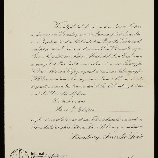 Elegante Einladung in deutscher Kurrentschrift auf cremefarbenem Papier der Hamburg‑Amerika Linie für Diner und Segelregatta, Museumsstempel unten links.
