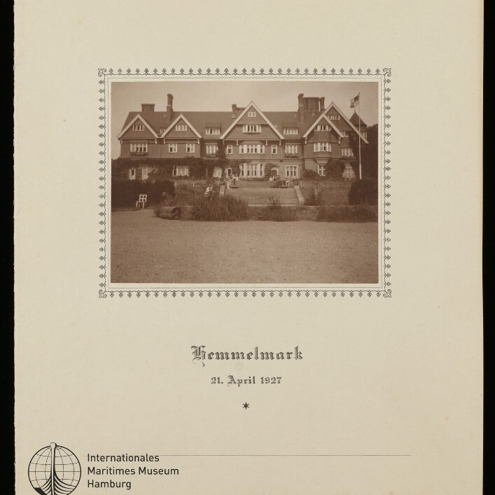 Großes Landhaus mit mehreren Giebeln, Parkterrasse und Fahnenmast; darunter der Schriftzug Hemmelsmark, 21. April 1927.