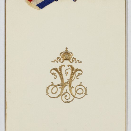Cremefarbene Karte mit blau-weiß-rotem Band oben, goldenem gekrönten Monogramm in der Mitte und Museumslogo Internationales Maritimes Museum Hamburg unten links.