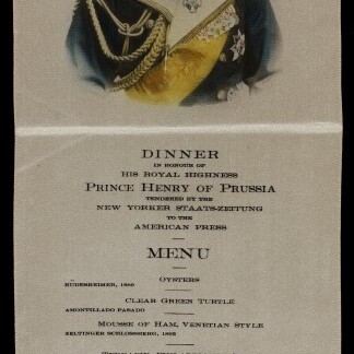 Porträt eines uniformierten Mannes mit Orden oben, darunter ein gedrucktes Dinner‑Menü mit Speisenliste und Museumslogo