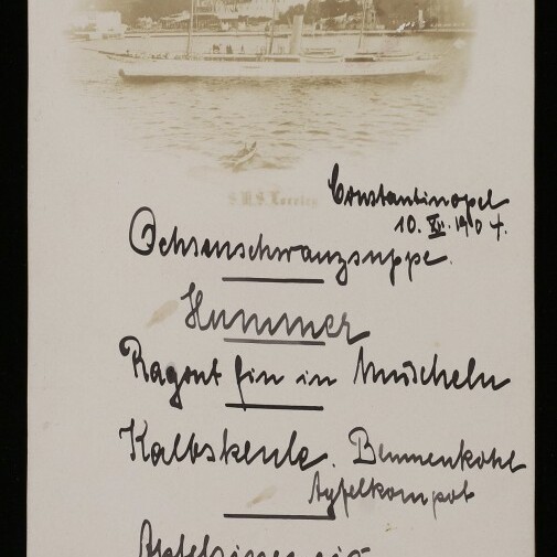 Segelyacht vor Küste oben; darunter handschriftliche deutsche Notizen und Datum; Logo Maritimes Museum Hamburg unten links.