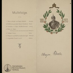 Programm Musikfolge mit linker Programmliste und Museumslogo; rechts Porträt eines Uniformierten mit Pickelhaube im Lorbeerkranz, 1888–1913