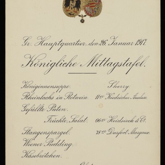 Menüblatt Königliche Mittagstafel vom 26. Januar 1917 mit kaiserlichem Wappen oben, geschwungener Kalligrafie und Museumssiegel unten.