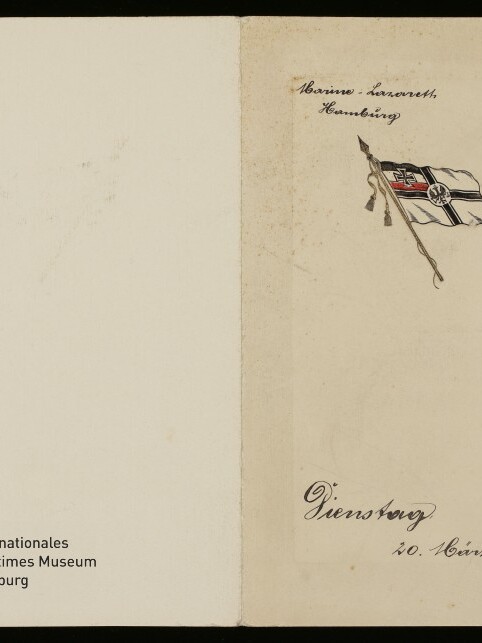 Geöffnete Karte mit handschriftlichen Notizen, kleiner gezeichneter kaiserlicher Marineflagge und Datum 20. März 1917.
