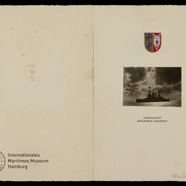 Zweiseitige Museumsdrucksache mit kleinem Schwarzweißfoto des Linienschiffs „Schleswig‑Holstein“, Wappen oben und Museumslogo links unten.