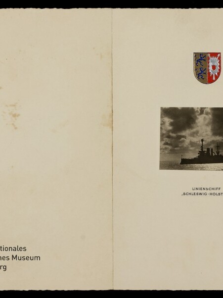 Aufgeschlagene Karte mit Wappen, kleinem Schwarzweißfoto des Linienschiffs 