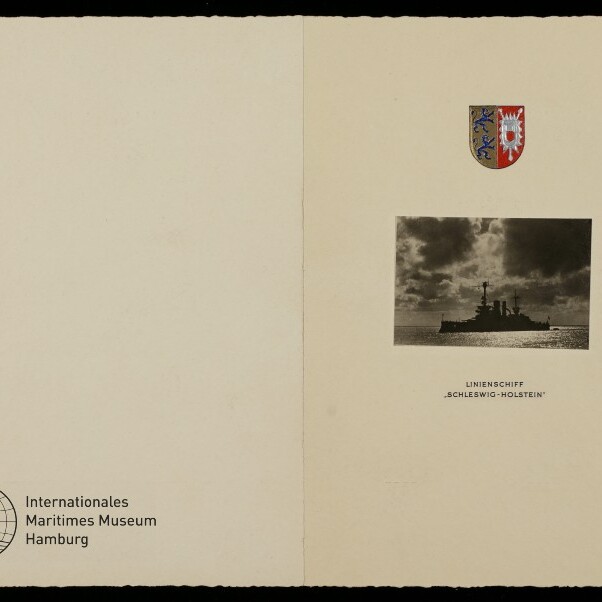 Cremefarbene Doppelseite mit kleinem SW-Foto des Linienschiffs Schleswig-Holstein, Wappen darüber und Museumslogo unten links.
