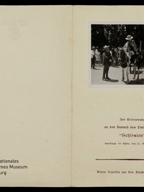 Aufgeschlagenes Heft mit geprägtem Reichsadler, kleines Foto von Reitern und Titel: Besuch des Linienschiffes Schlesien, 12.2.1938.