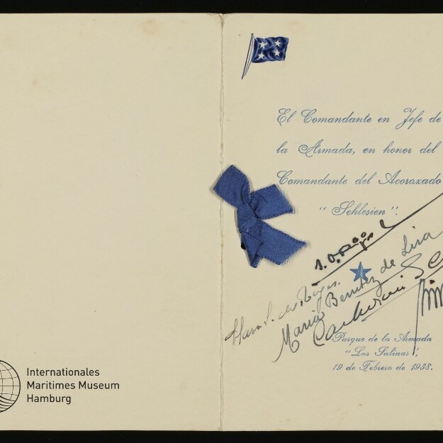 Doppelseitige cremefarbene Grußkarte mit blauem Schleifenornament, gedrucktem spanischen Text und handschriftlichen Unterschriften auf der rechten Seite, Museumslogo links unten.