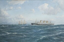 Hohe See mit rauen Wellen, links ein dreimastiger Segler und rechts ein Dampfer mit vier Schornsteinen unter wolkigem Himmel.